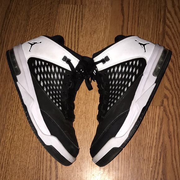 Jordan Basketball shoe black and white - Picture 2 of 5